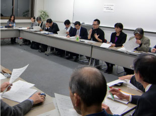 政策提言に関する会議の様子